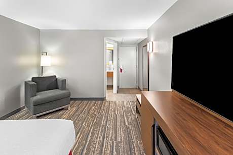 1 King Bed Study Nonsmoking