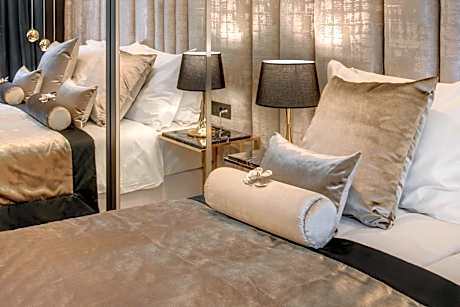 Superior Suite with Partial Sea View