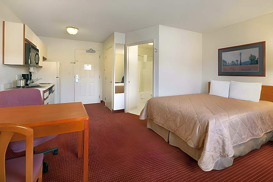 Days Inn & Suites by Wyndham Green Bay WI.