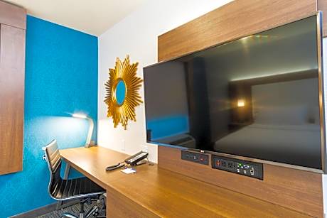 Standard King Room with City View