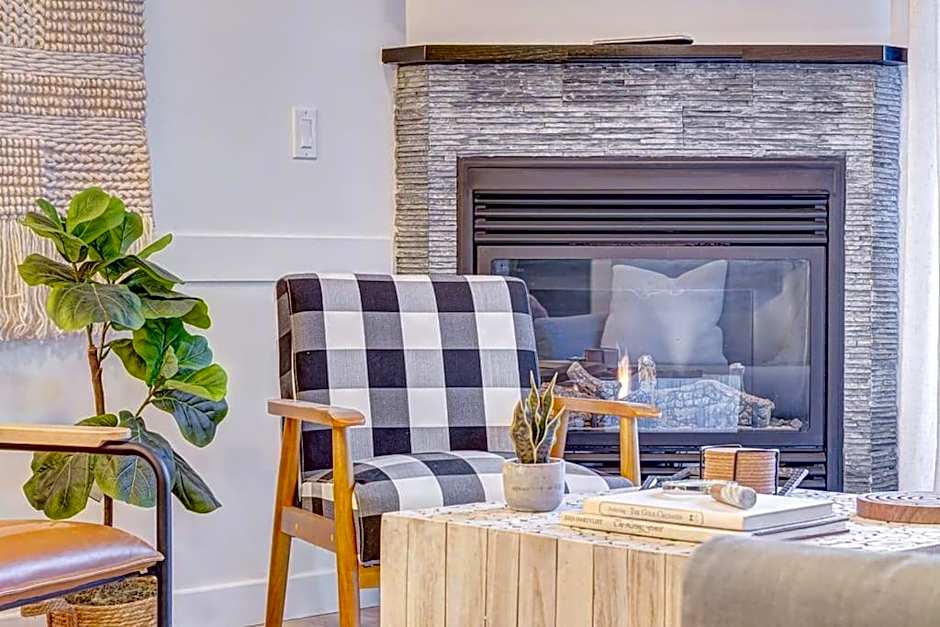 Mountain Retreat, Pool & Hot Tub, BBQ, Patio, King Bed, Sleeps 6!