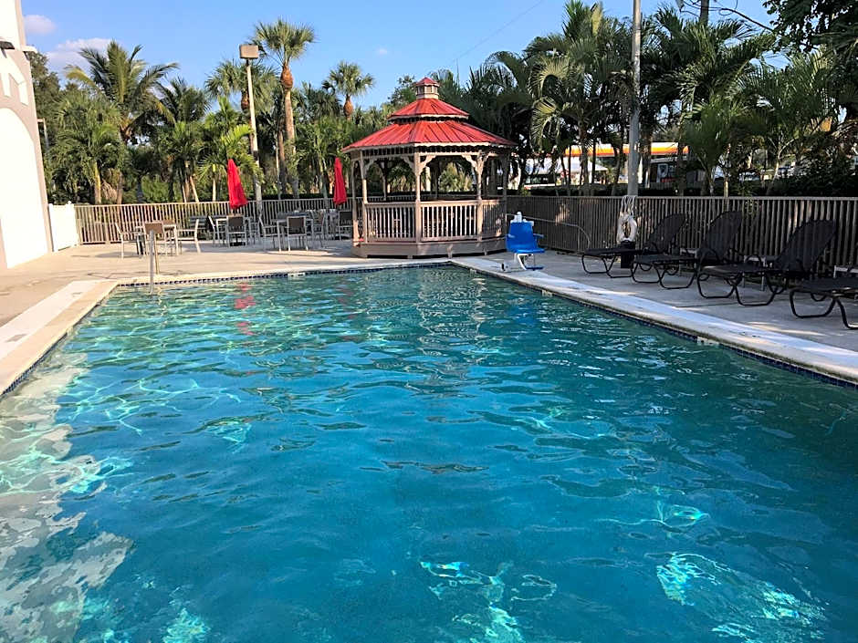 Days Inn & Suites by Wyndham Bonita Springs North Naples