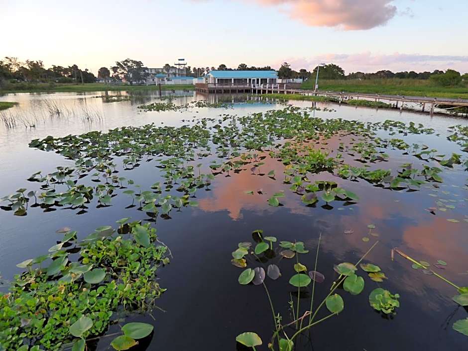 Days Inn & Suites by Wyndham Lake Okeechobee