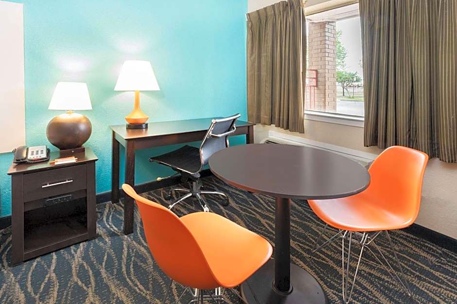 Howard Johnson by Wyndham Houston Hobby Airport