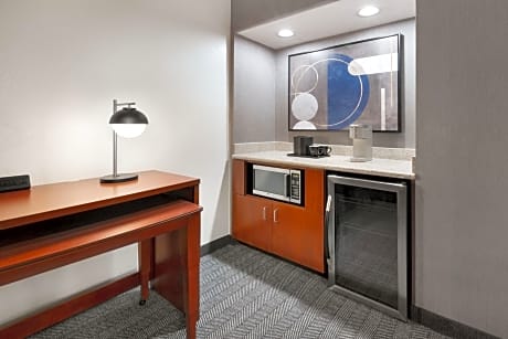 One-Bedroom King Suite with Balcony and Tub - Mobility and Hearing Accessible