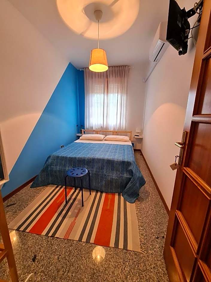 Double Room with Private External Bathroom — 8 fotoğraftan 1. fotoğraf