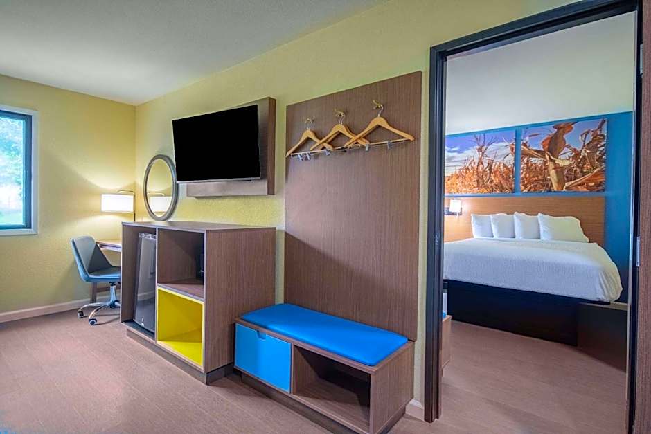 Days Inn & Suites by Wyndham Waterloo