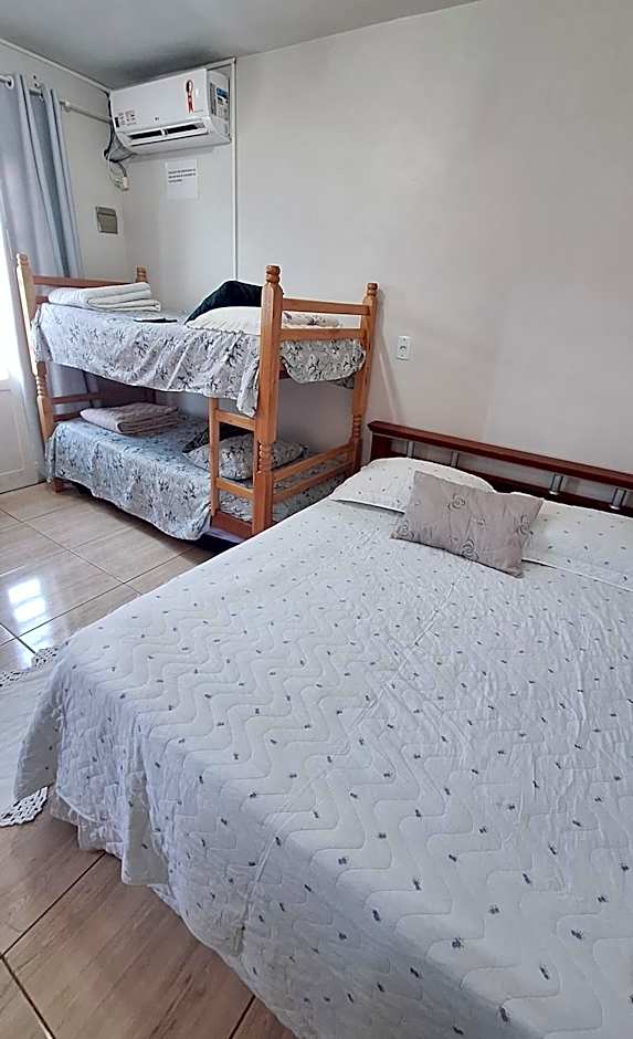 KITNET S2 em TORRES-RS - Na mais bela praia Gaúcha - Cozinha - Banheiro - Ar condicionado - TV smart 32' - Wi-Fi - Estacionamento - Anfitriã Superhost no BnB