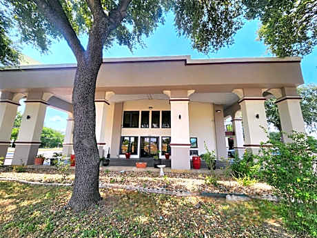 Days Inn by Wyndham San Marcos