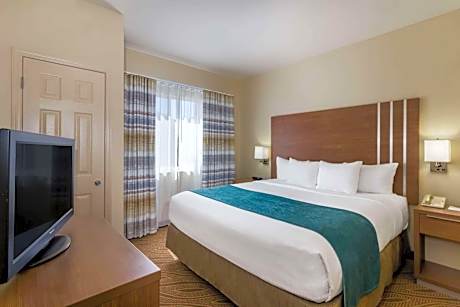 King Room with One King Bed and Bathtub with Grab Bars - Pool View - Accessible - Non-Smoking