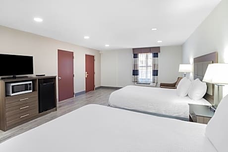 2 Queen Beds 1 Sofa Bed Deluxe Suite Non-Smoking