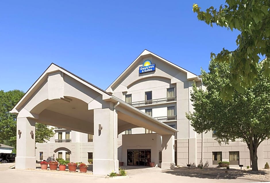 Days Inn & Suites by Wyndham Cedar Rapids