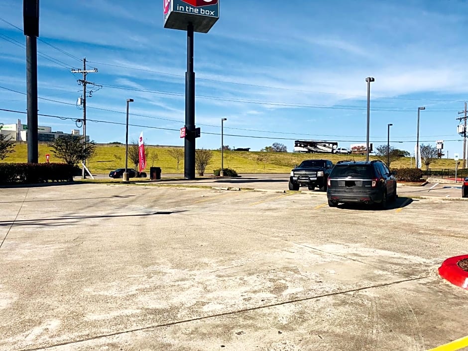Super 8 by Wyndham Beaumont South I-10 & Walden Rd