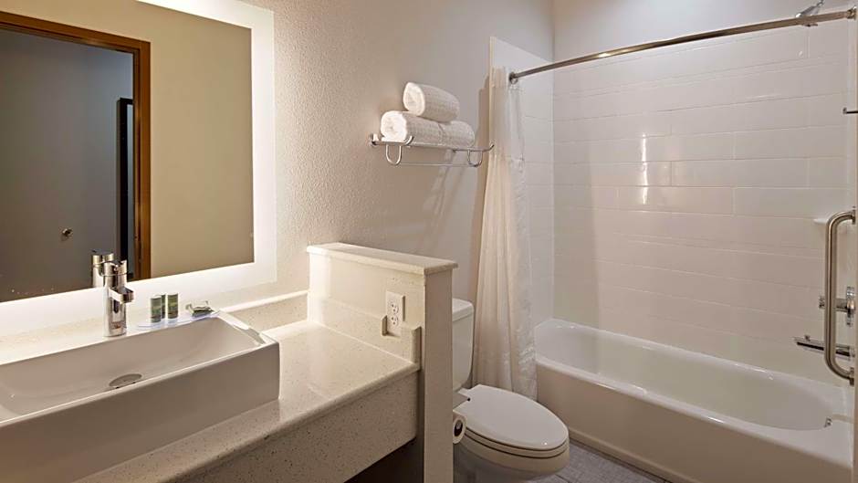 Best Western Green Oaks Inn & Suites