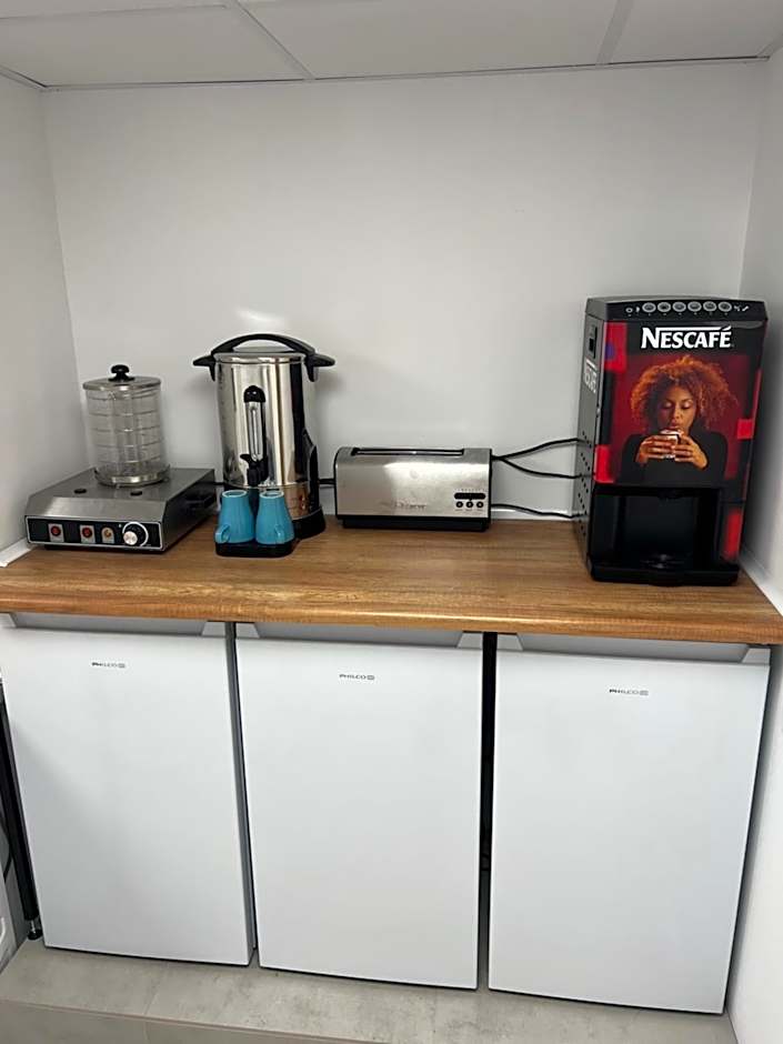 Yellow Hostel - Free Breakfast - The best service in Katowice - Free Parking