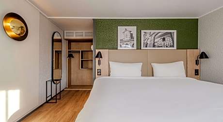 Standard Room - 1 Queen Bed