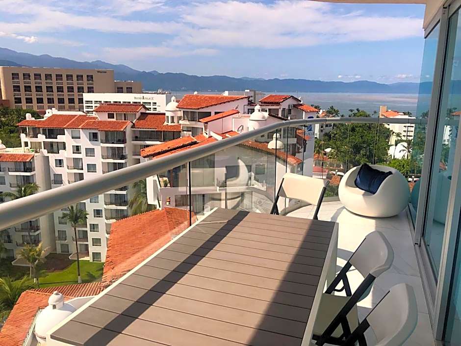 Luxurious Oceanfront condo with Unmatched Panoramic Views