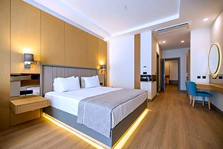 Deluxe Suite with Sea View