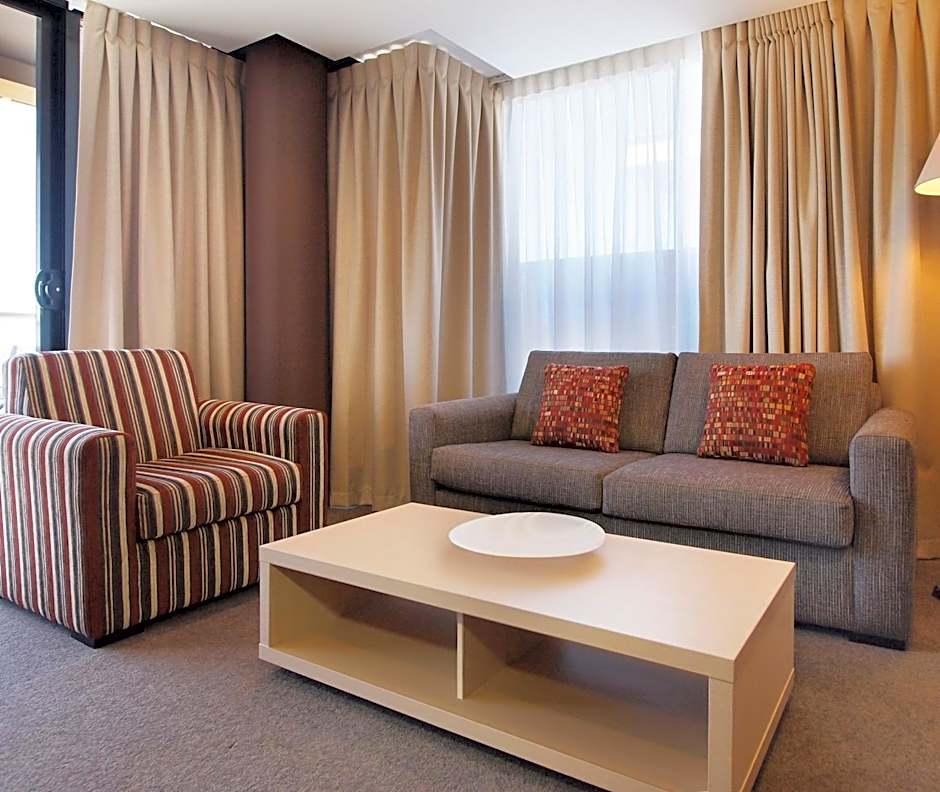 Oaks Adelaide Horizons Suites