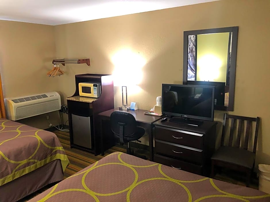 Super 8 by Wyndham Topeka/Wanamaker RD/I-70