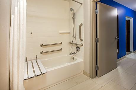 2 Queen Beds Standard Comm Access Tub