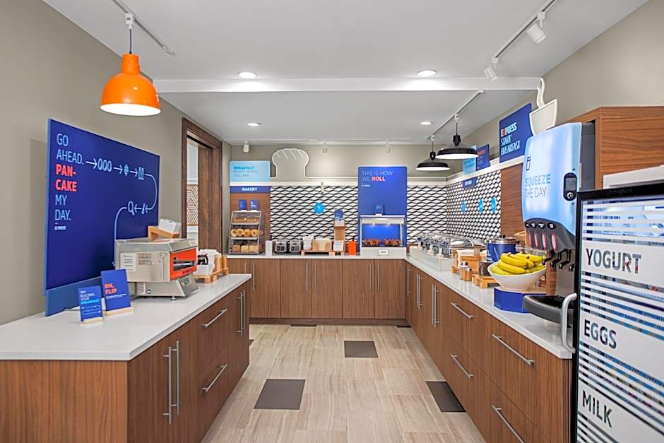 Holiday Inn Express & Suites Woodside LaGuardia Airport By IHG