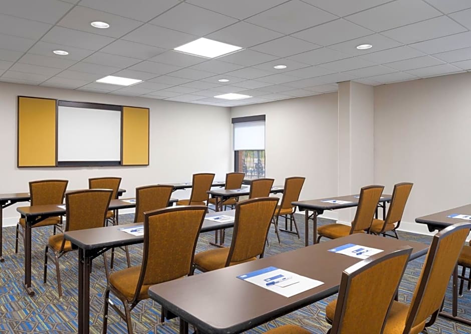 Holiday Inn Express Indianapolis Airport By IHG