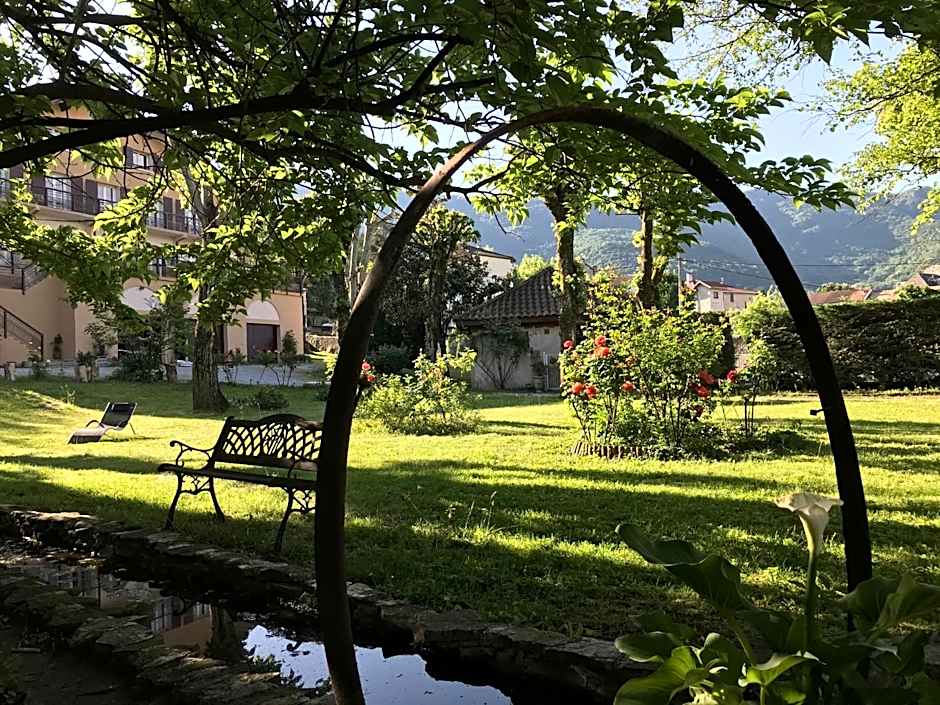 Logis Hotel Restaurant Le Castel Fleuri