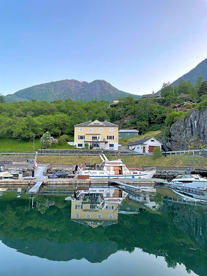 Svingen Guesthouse - Panoramic Fjord Views in Flåm