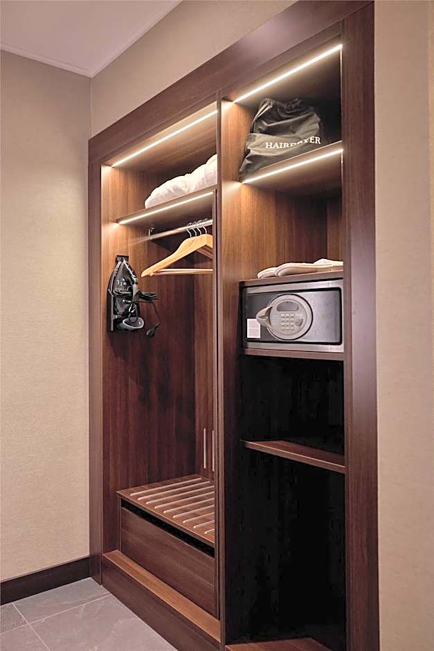 Photo 1 of 5 of Executive Grand 1 King Bed