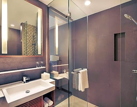 Executive Suite, Balcony - 1 King Bed