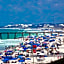 COUPLES GETAWAY, HONEYMOON SWEET, Perfectly Cozy Beach Front Condo with kitchen, pool, free parking,CHECK-IN AT DOOR