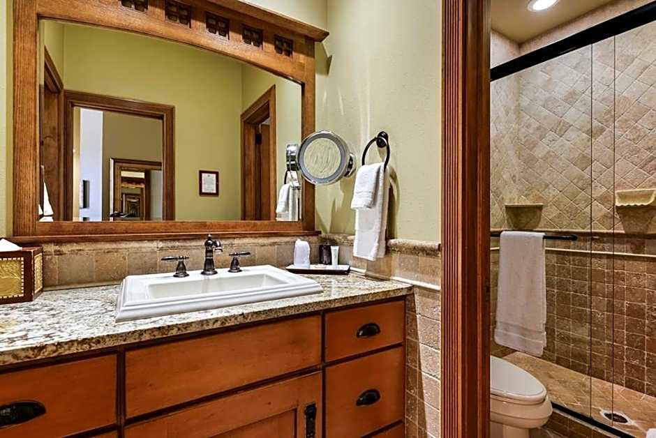 Independence Square Unit 309, Downtown Hotel Room with A/C in Aspen, Wet Bar & More