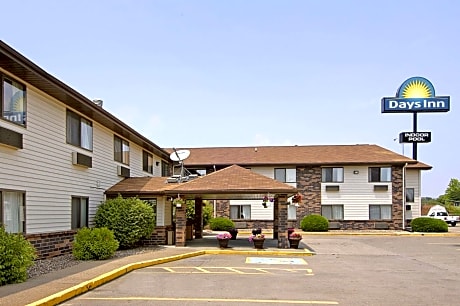 Days Inn & Suites by Wyndham Davenport East