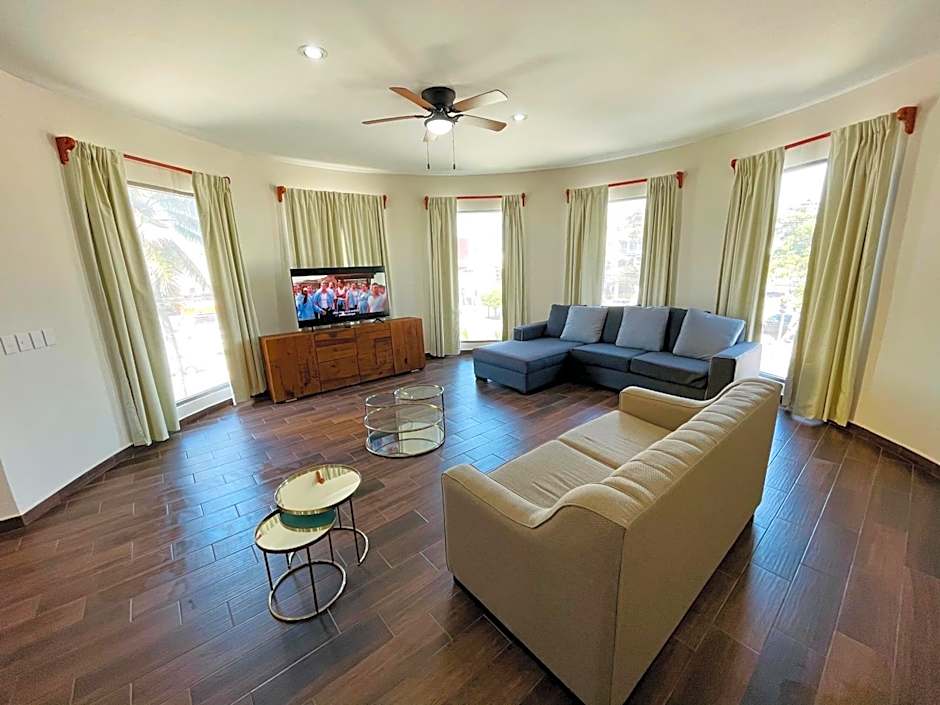 La Lola Hotel & Suites