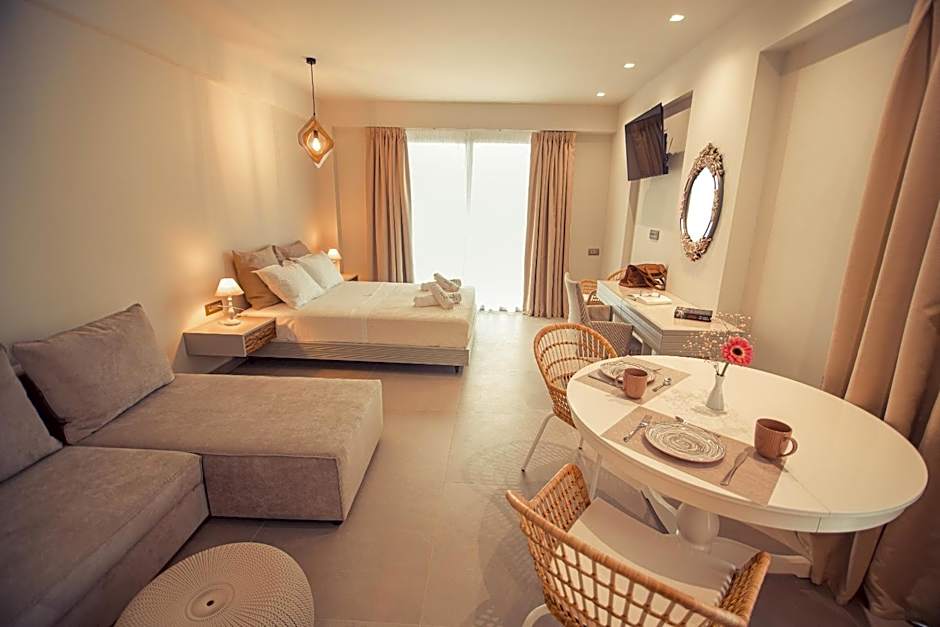 IO Luxury Pool & Hot Tub Suites