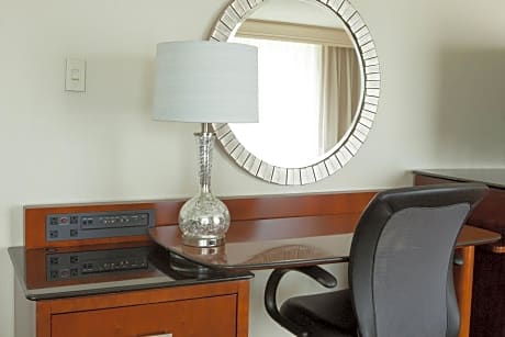 Hospitality Suite, 1 King, High Floor, Balcony