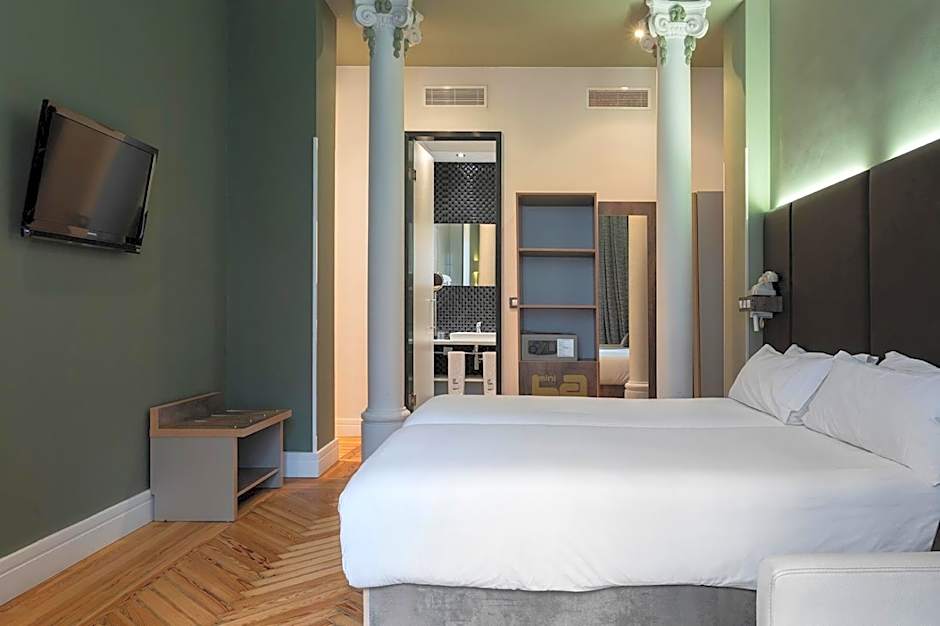 Petit Palace Lealtad Plaza