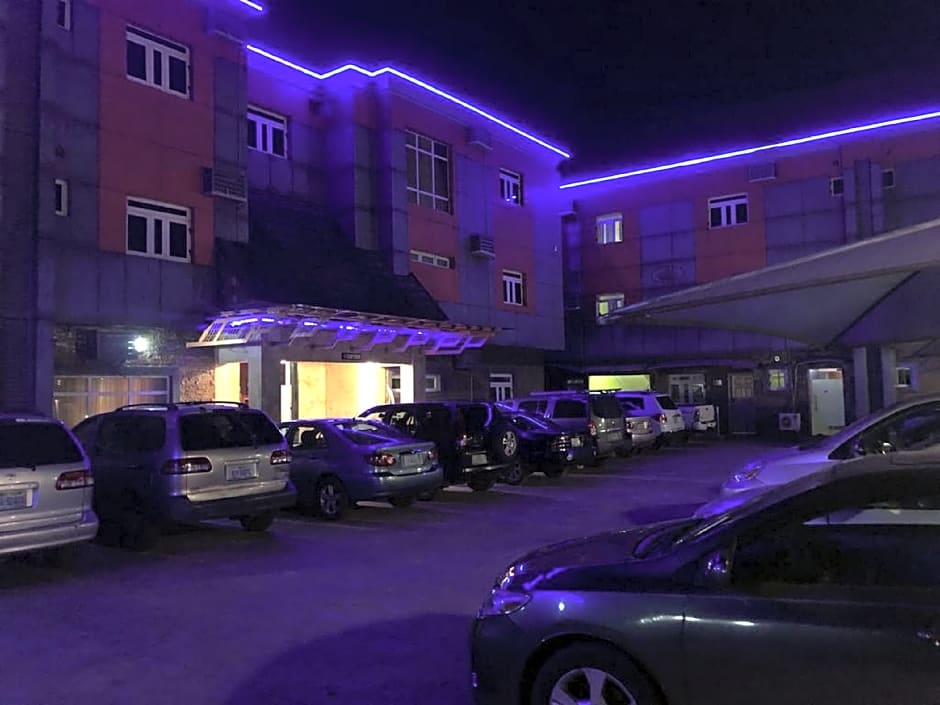 Wise Penny Suites and Spa