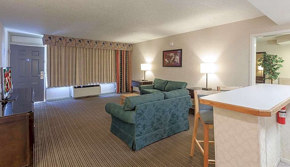 Red Roof Inn & Suites Dekalb