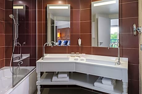 Executive Suite, Executive Suite, 1 King, Sofa bed, Garden view