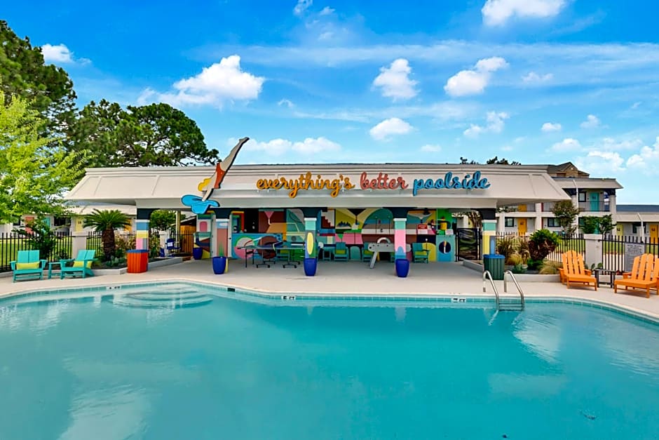 Hotel McCoy - Art, Libations, Pool Society