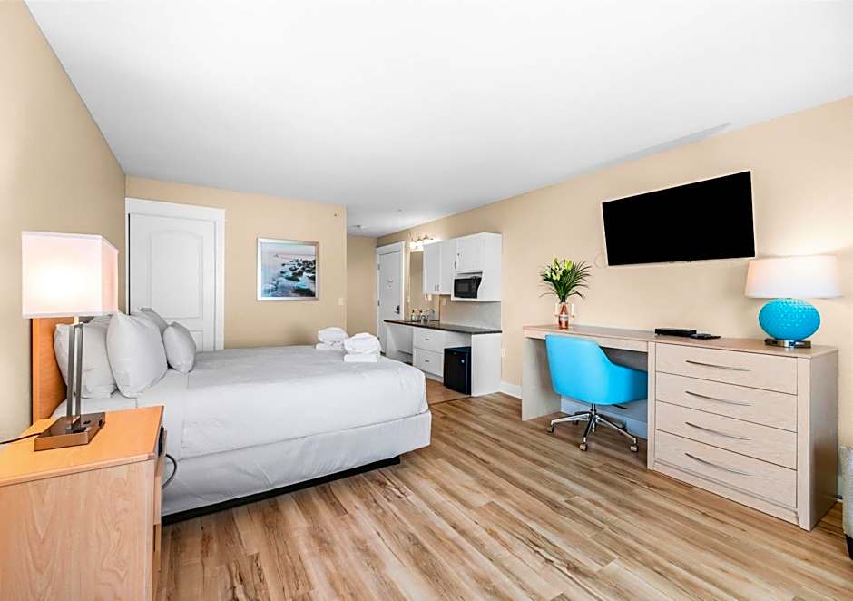 Gold Coast Inn ⁀➷ Breathtaking Sunsets ➠ Standard Lake View Room ➠ 106