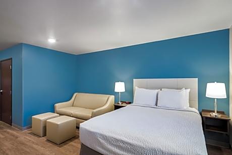 Queen Room with Roll-In Shower - Accessible/Non Smoking