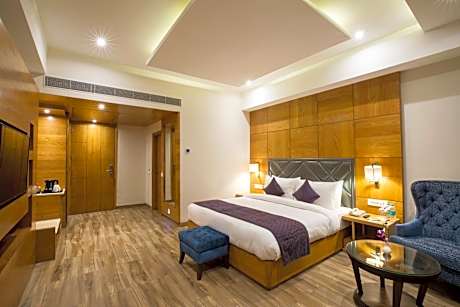 Executive Room - Enjoy Happy Hours with 1+1 offer on Alcoholic Beverages, Soft Beverages