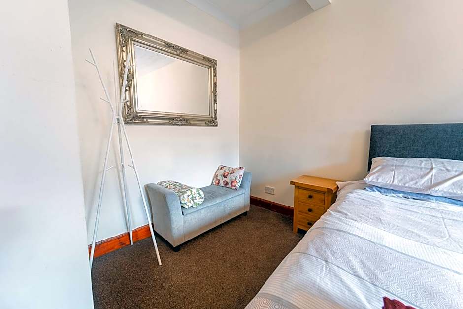 Prime location rooms in high street