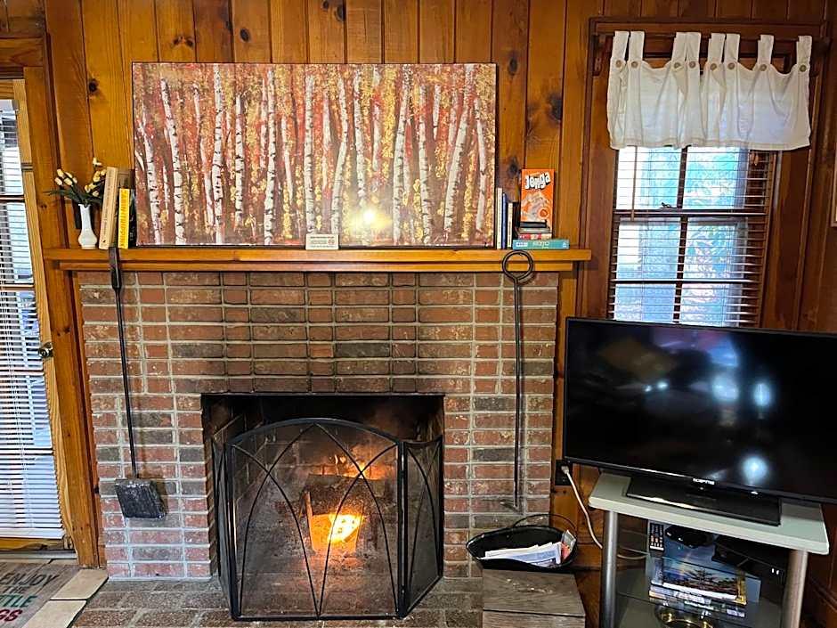 Cozy Cabin Pet Friendly ADA Compatible