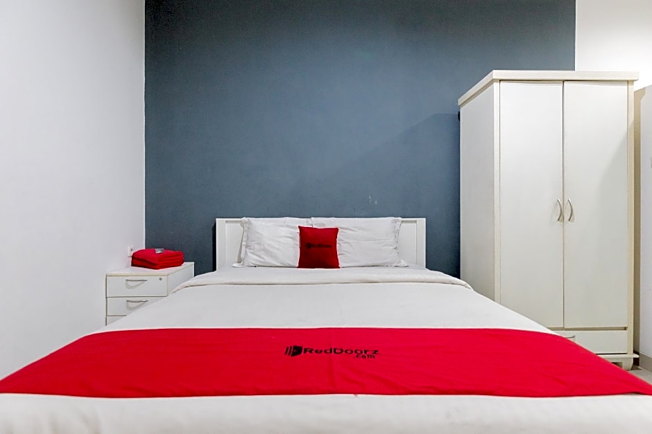 RedDoorz Plus near Living Plaza Jababeka
