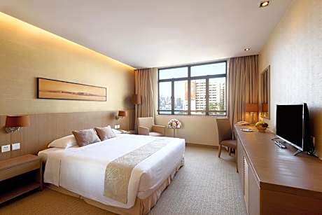 Queen or Twin Room with Partial Harbor View