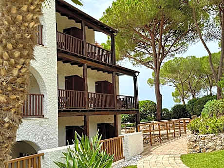 Two Double Rooms Sea View (connected by external balcony)